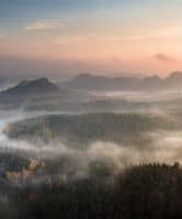 Vue aérienne de montagnes avec brouillard