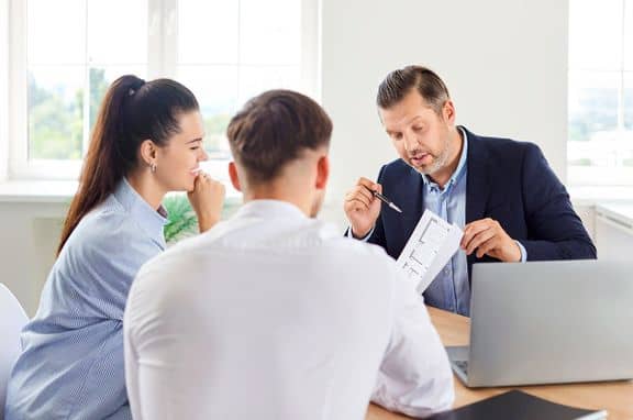 Professionnel en train de conseiller des copropriétaires sur le projet de rénovation