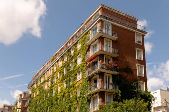 Façade d'un immeuble parisien végétalisée